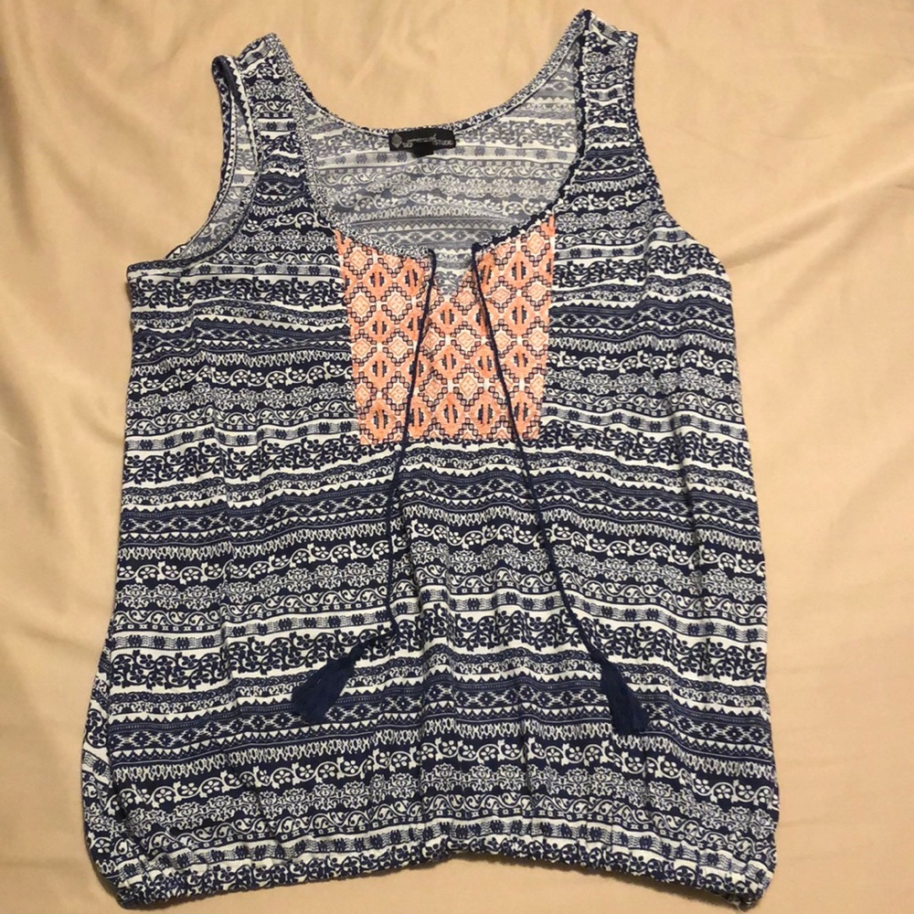 💟Navy blue, coral and white tank top.